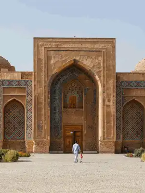 نمای ایوان و تزئینات کاشیکاری معرق مدرسه غیاثیه خرگرد خواف
